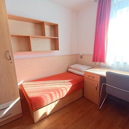 Hostel Famulus Kollegium Győr Exterior foto