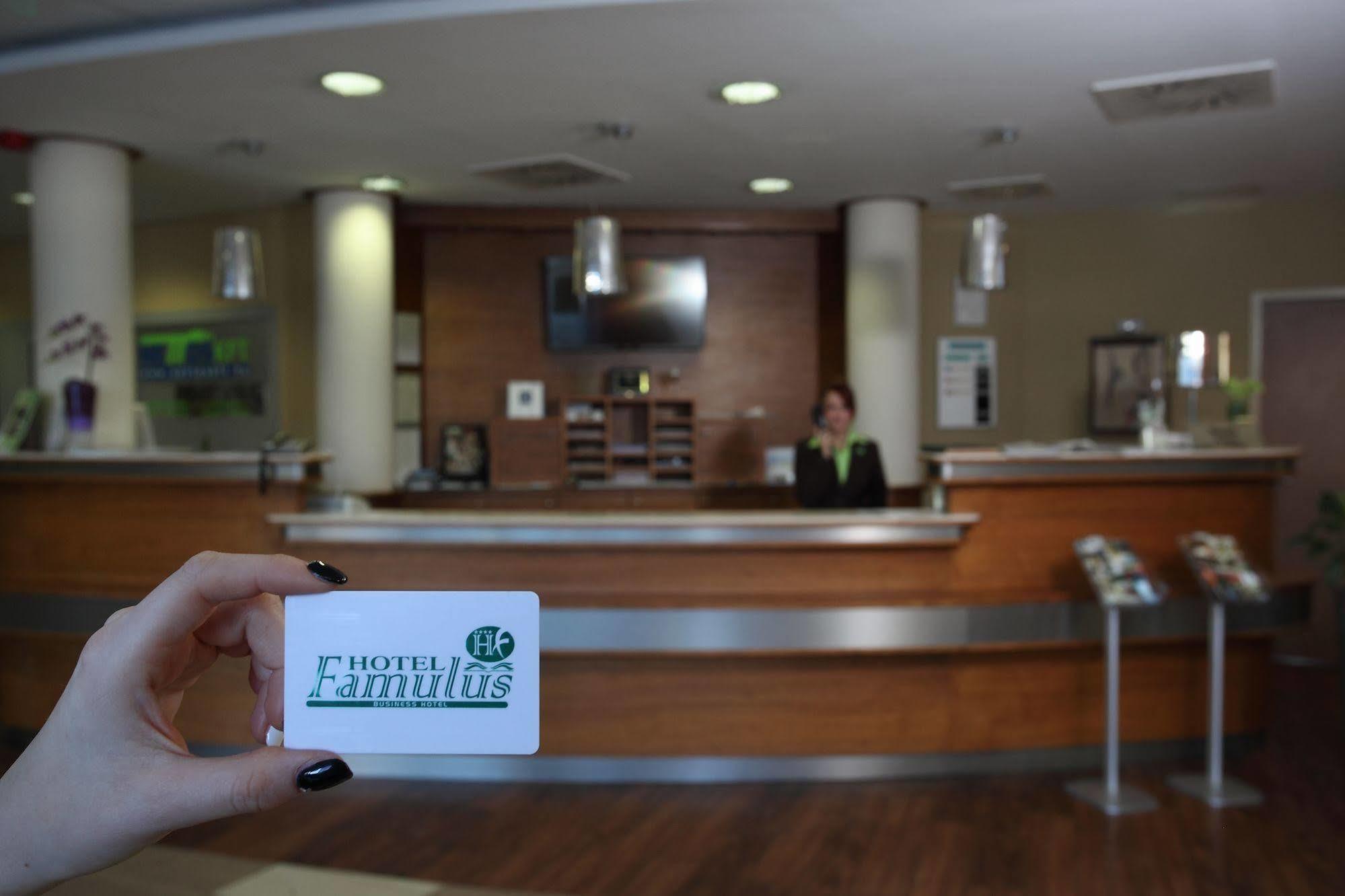 Hostel Famulus Kollegium Győr Exterior foto